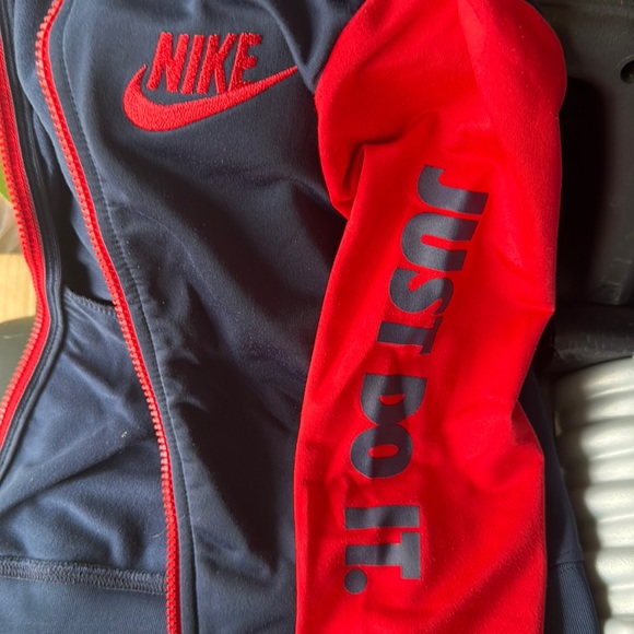 Boys NIKE jacket size 6 …..$30 - Picture 1 of 3